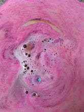 Load image into Gallery viewer, Moon Prisms bath bomb