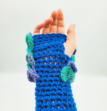 Load image into Gallery viewer, Dragon Scale Fingerless Gloves (blue)
