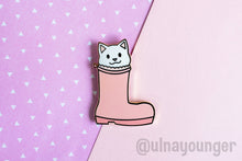 Load image into Gallery viewer, If It Fits I Sits Boot Cat 1.5&quot; Hard Enamel Pin

