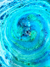 Load image into Gallery viewer, Treasure Fossil Beachy Find Bathbomb
