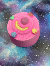 Load image into Gallery viewer, Moon Prisms bath bomb
